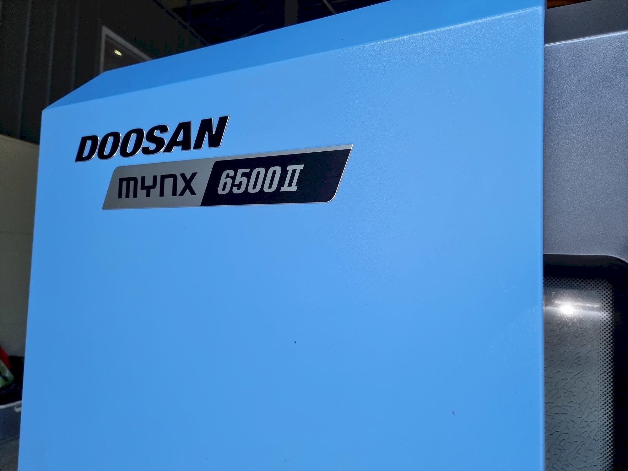 Čelní pohled  na Doosan MYNX 6500Ⅱ  stroj