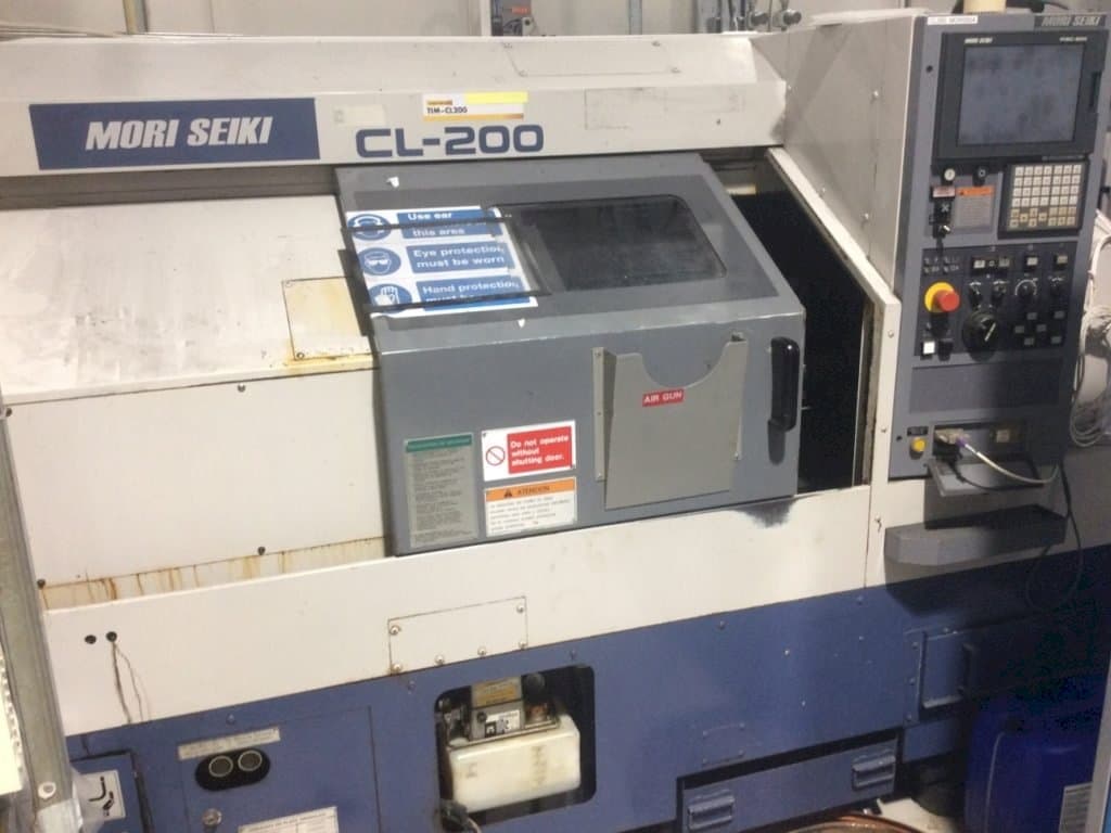 Čelní pohled na MORI SEIKI CL-200 stroj