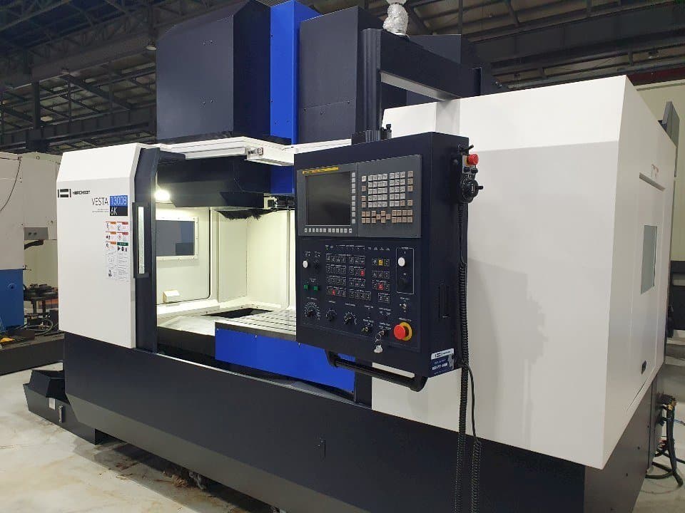 Čelní pohled na HWACHEON VESTA-1300B stroj