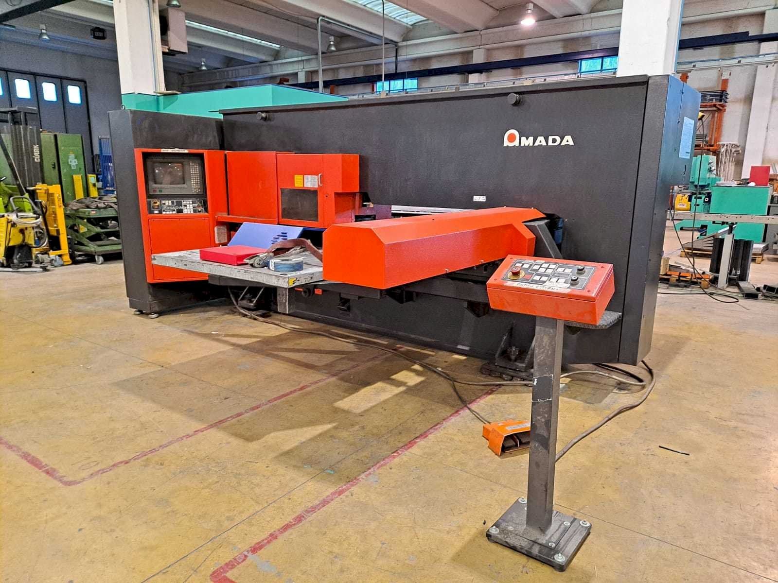 Čelní pohled  na AMADA ARCADE 212  stroj