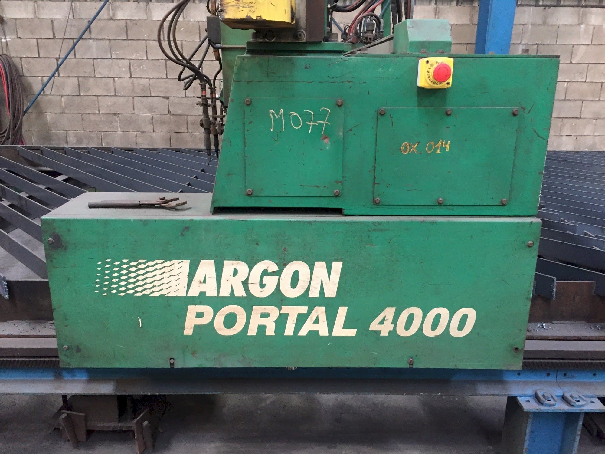 Čelní pohled na ARGON PORTAL 4000 stroj