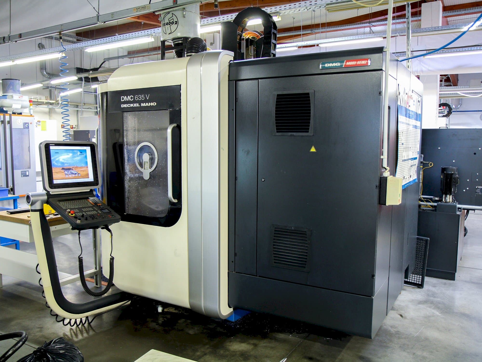 Čelní pohled na DMG MORI DMC 635V PW stroj