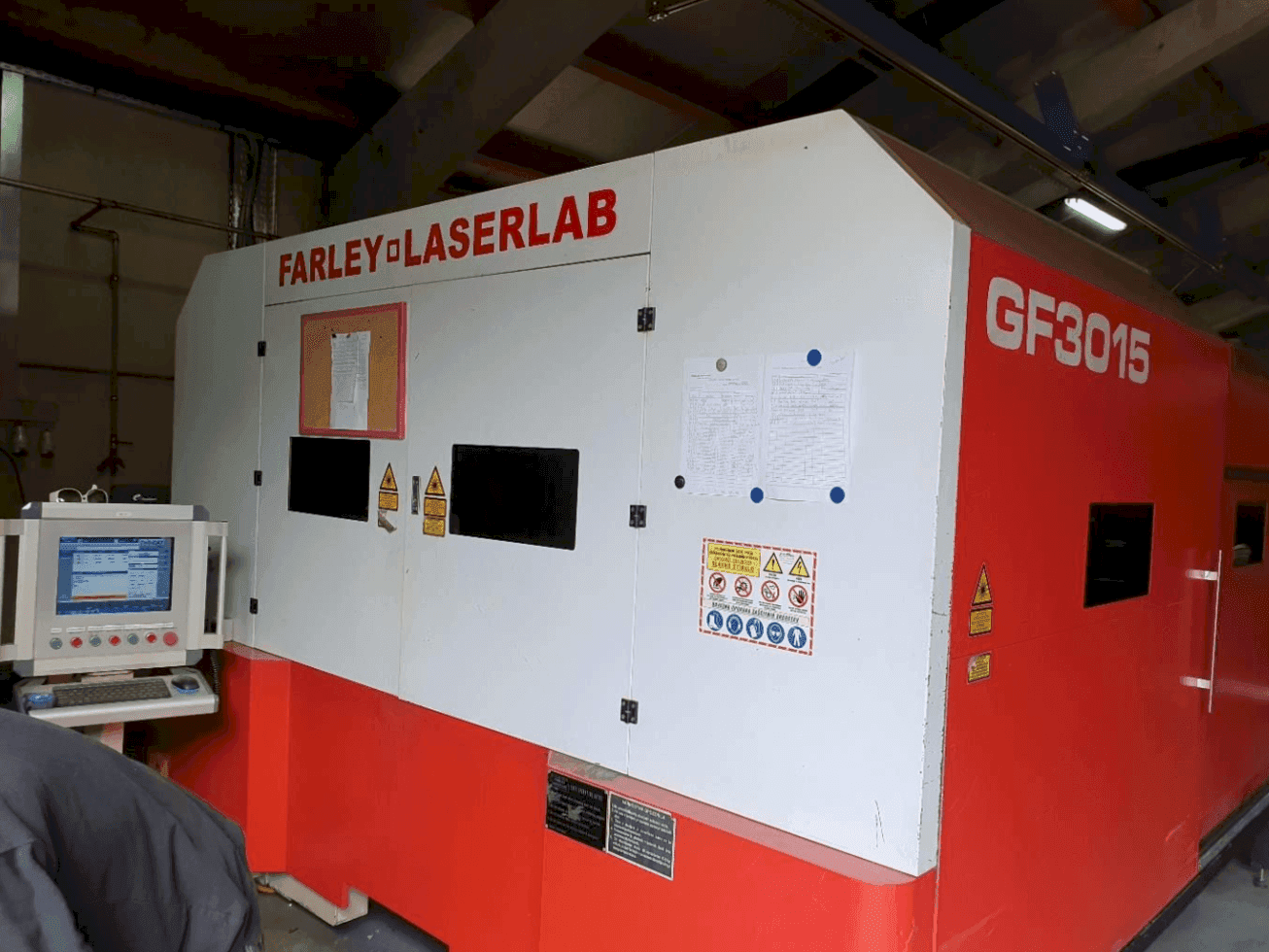 Čelní pohled na Farley Laserlab Ht Gf 3015 Fiber stroj