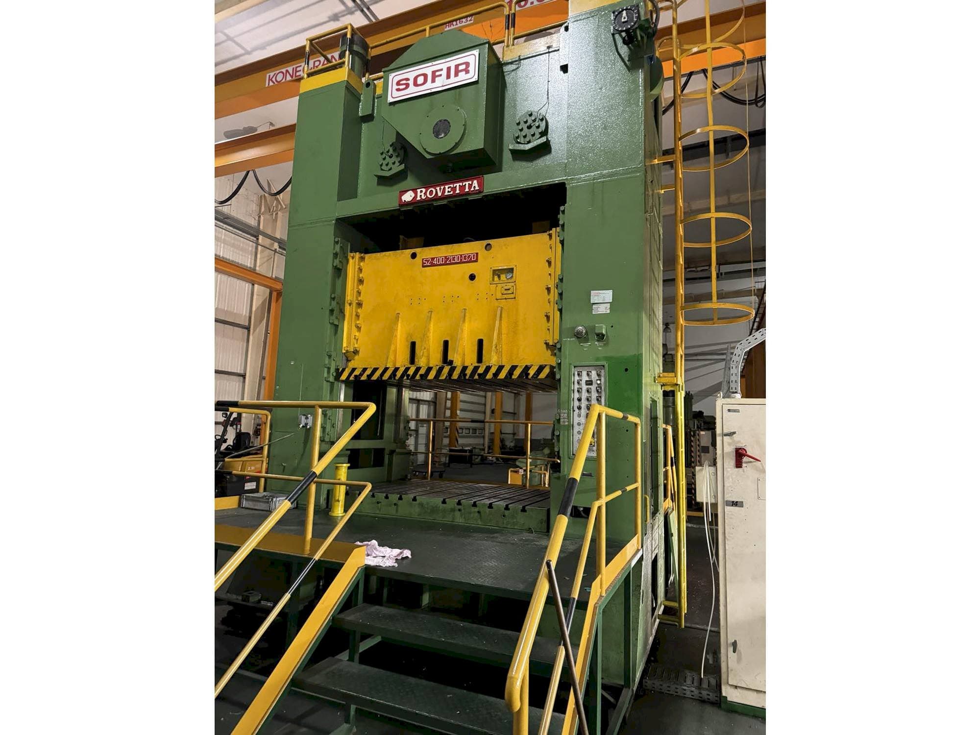 Čelní pohled  na ROVETTA 400t  stroj