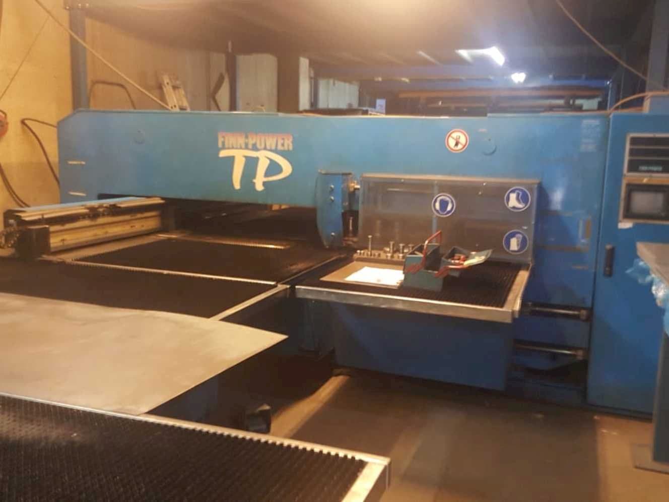Čelní pohled na Finn-Power TP2520B1/AM stroj