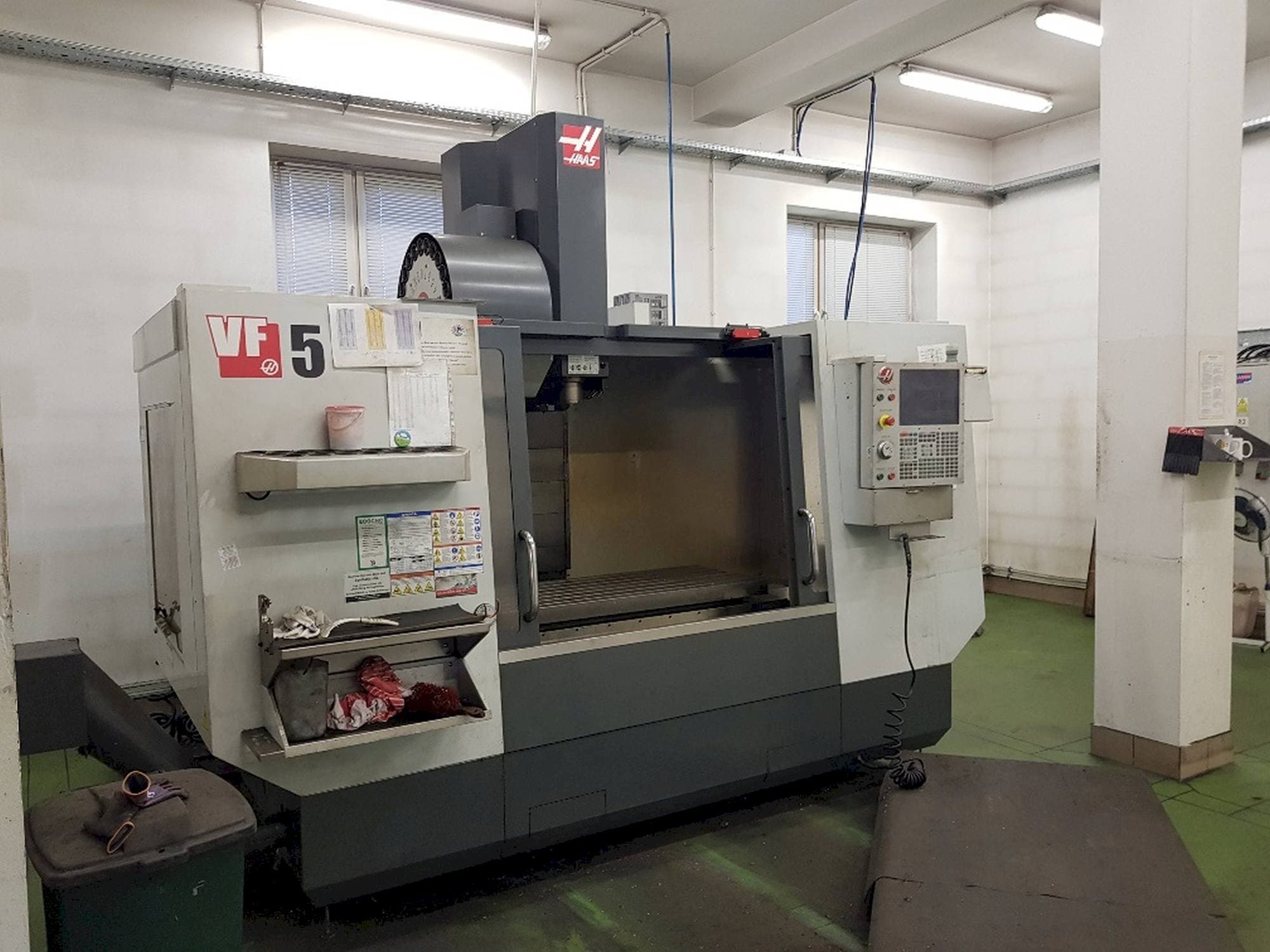 Čelní pohled na HAAS VF-5/40 stroj