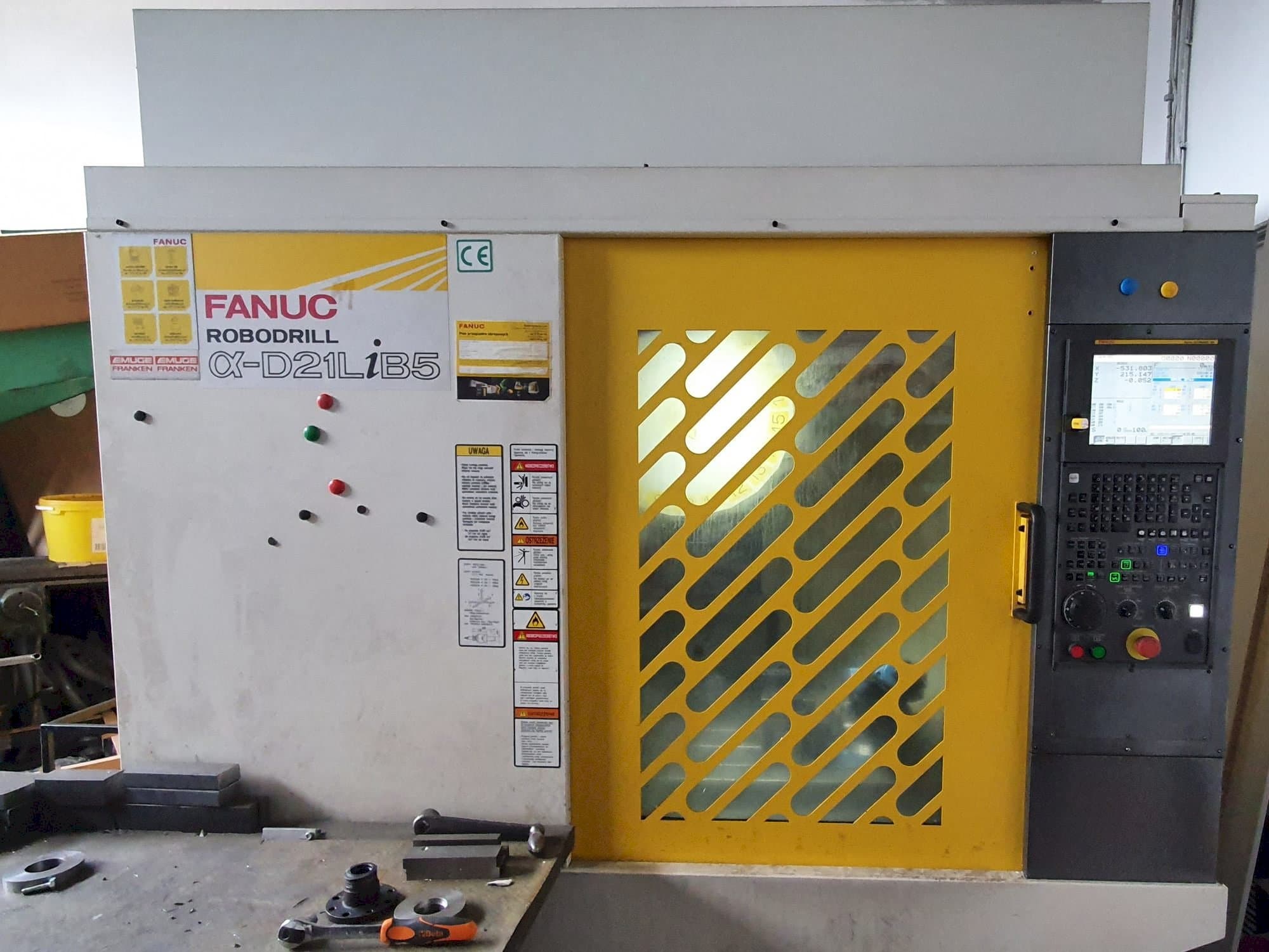 Čelní pohled na FANUC ROBODRILL Alpha-D21LiB5 stroj