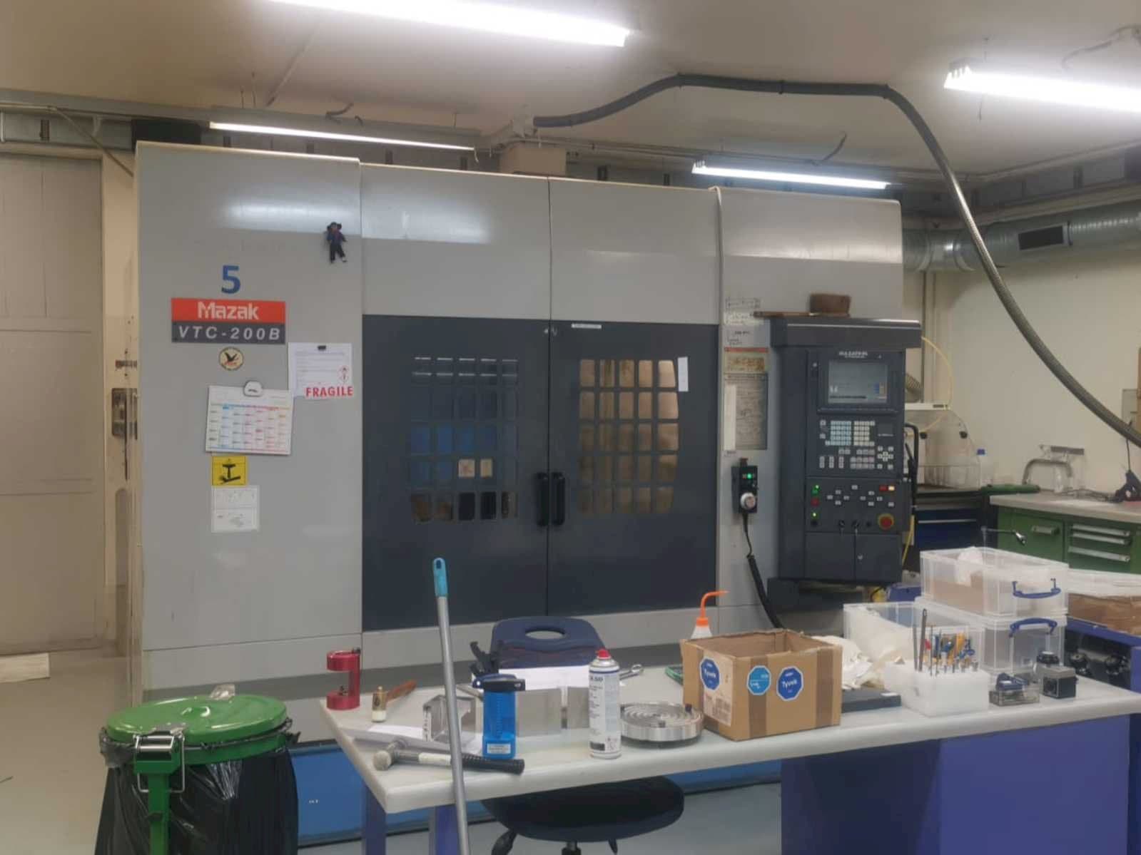 Čelní pohled na Mazak VTC 200B stroj
