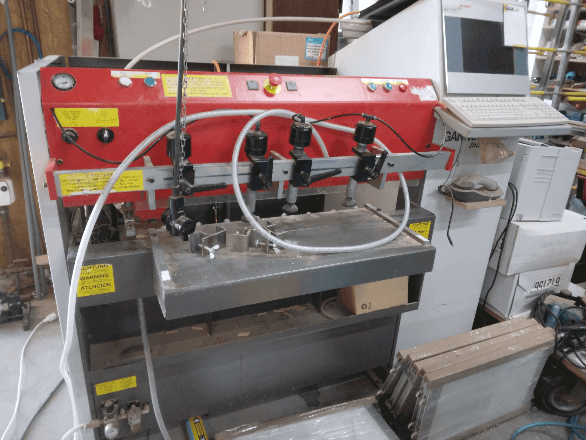 Čelní pohled  na GANNOMAT Index Logic T70  stroj