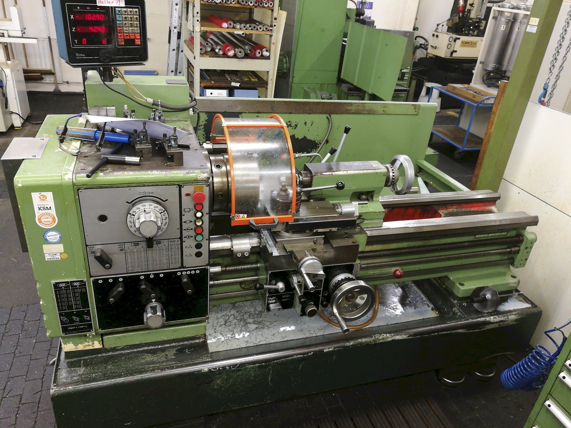 Čelní pohled na Harrison M400 stroj