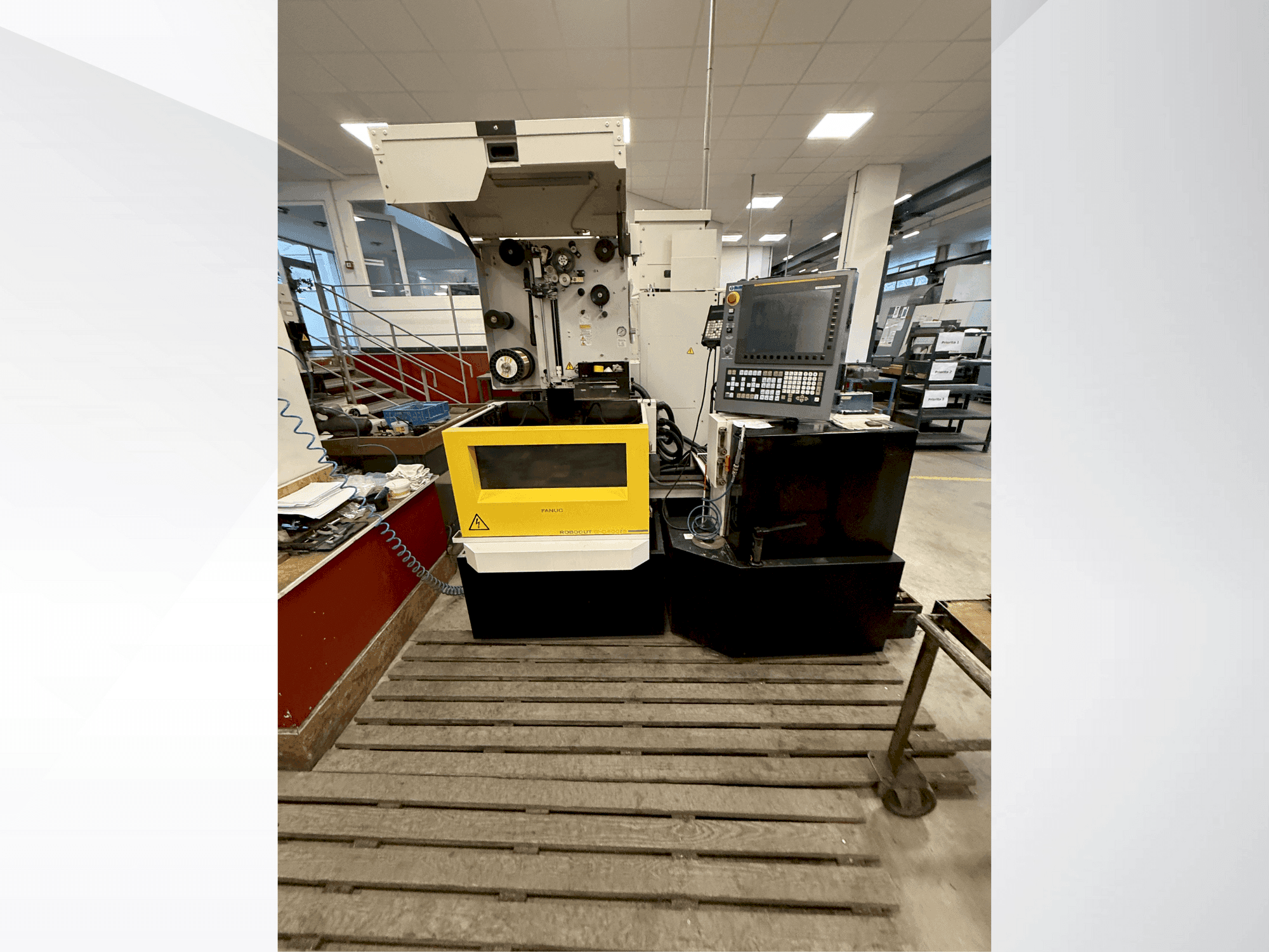 Čelní pohled  na FANUC Robocut alpha-C400iB  stroj