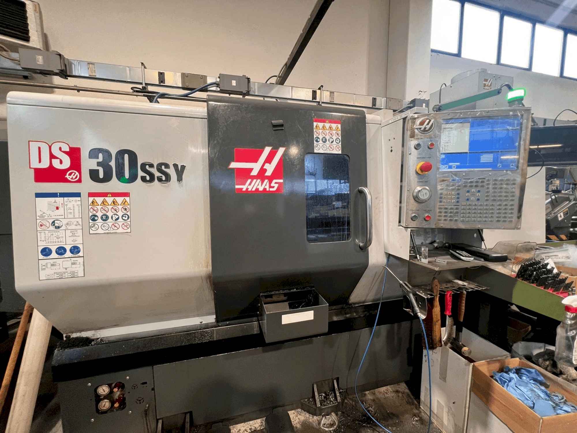 Čelní pohled na HAAS DS-30SSY stroj