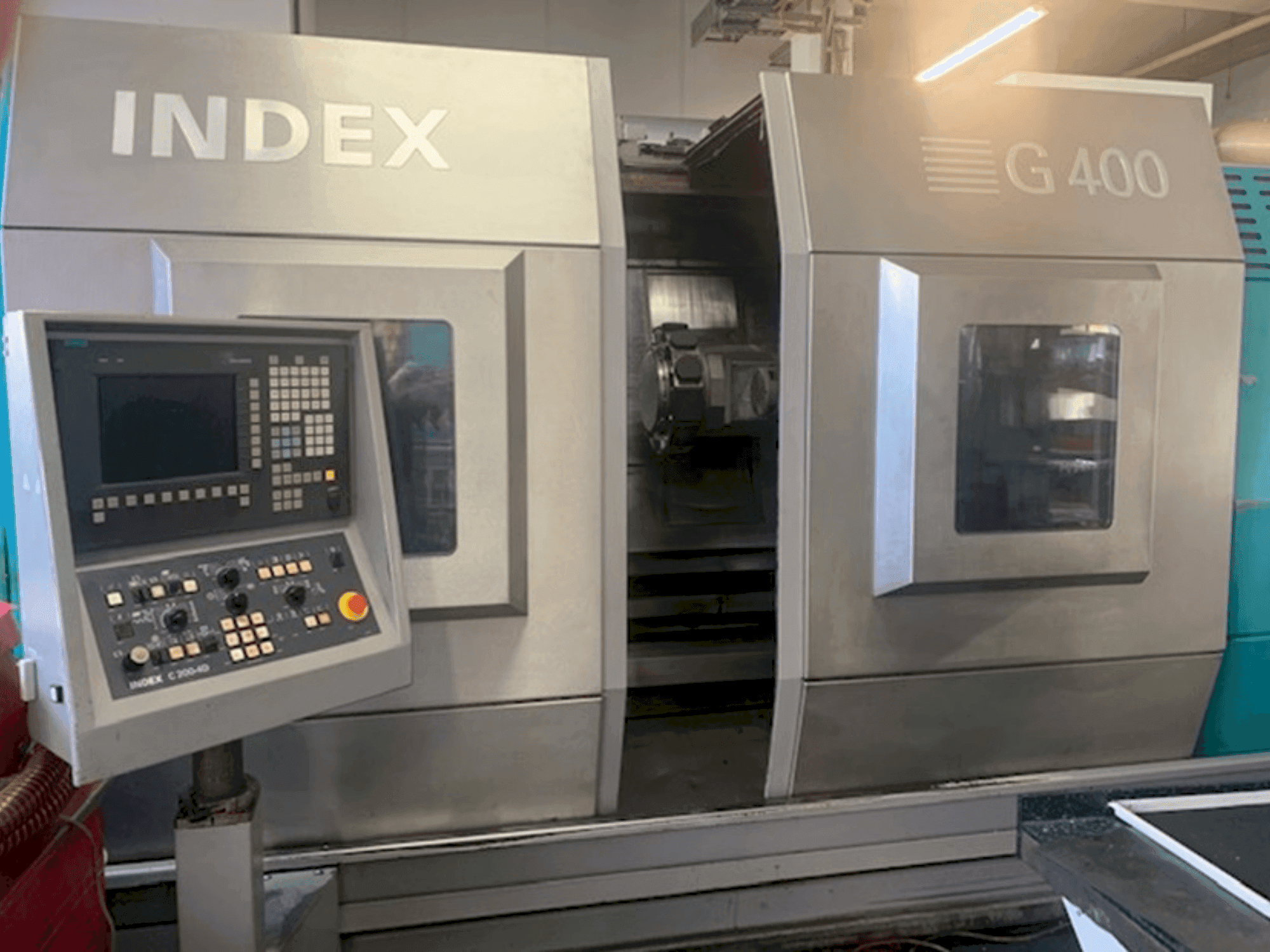 Čelní pohled na Index G400 stroj
