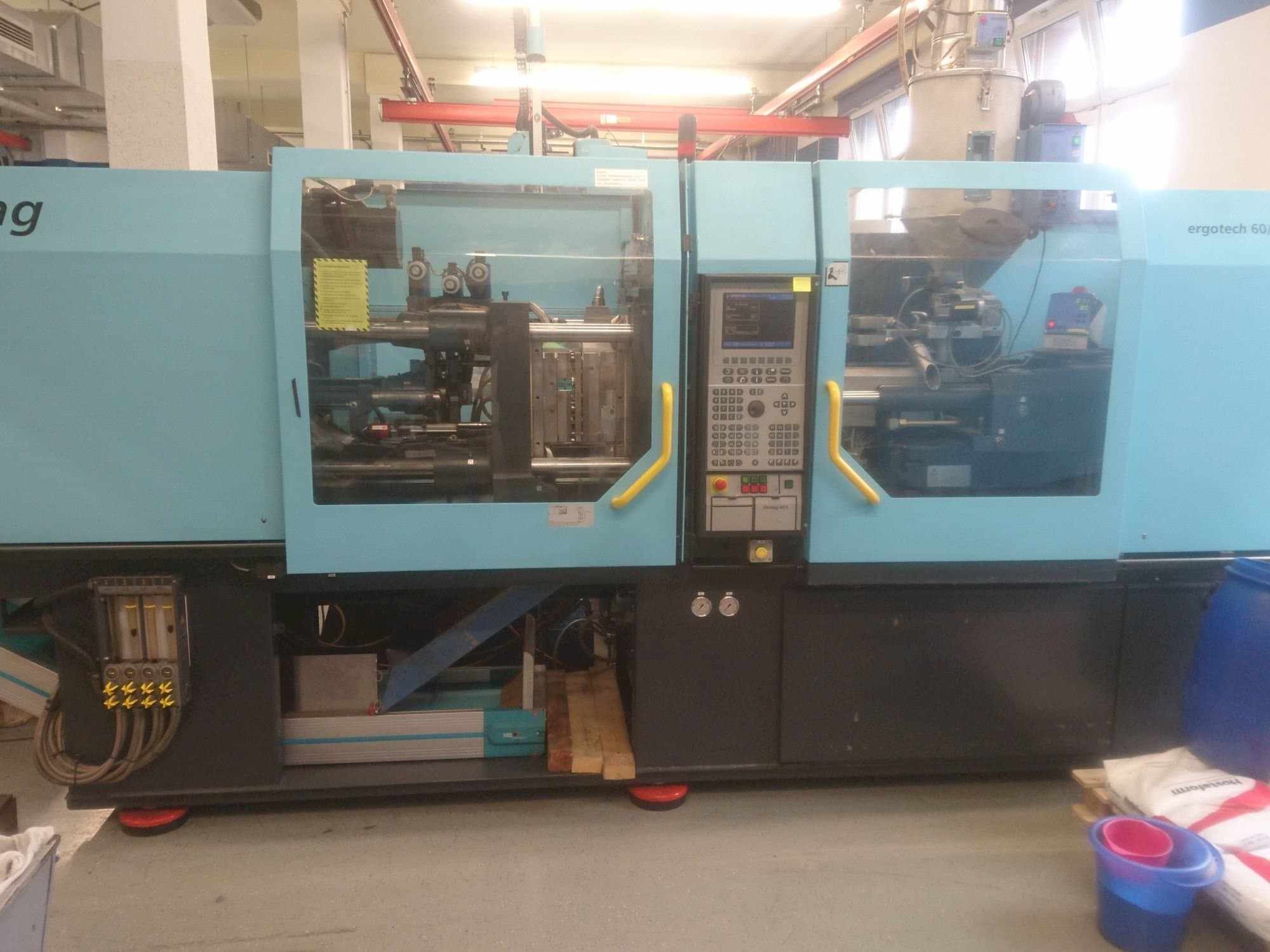 Čelní pohled na DEMAG Ergotech 60/370-310 EL EXIS E stroj