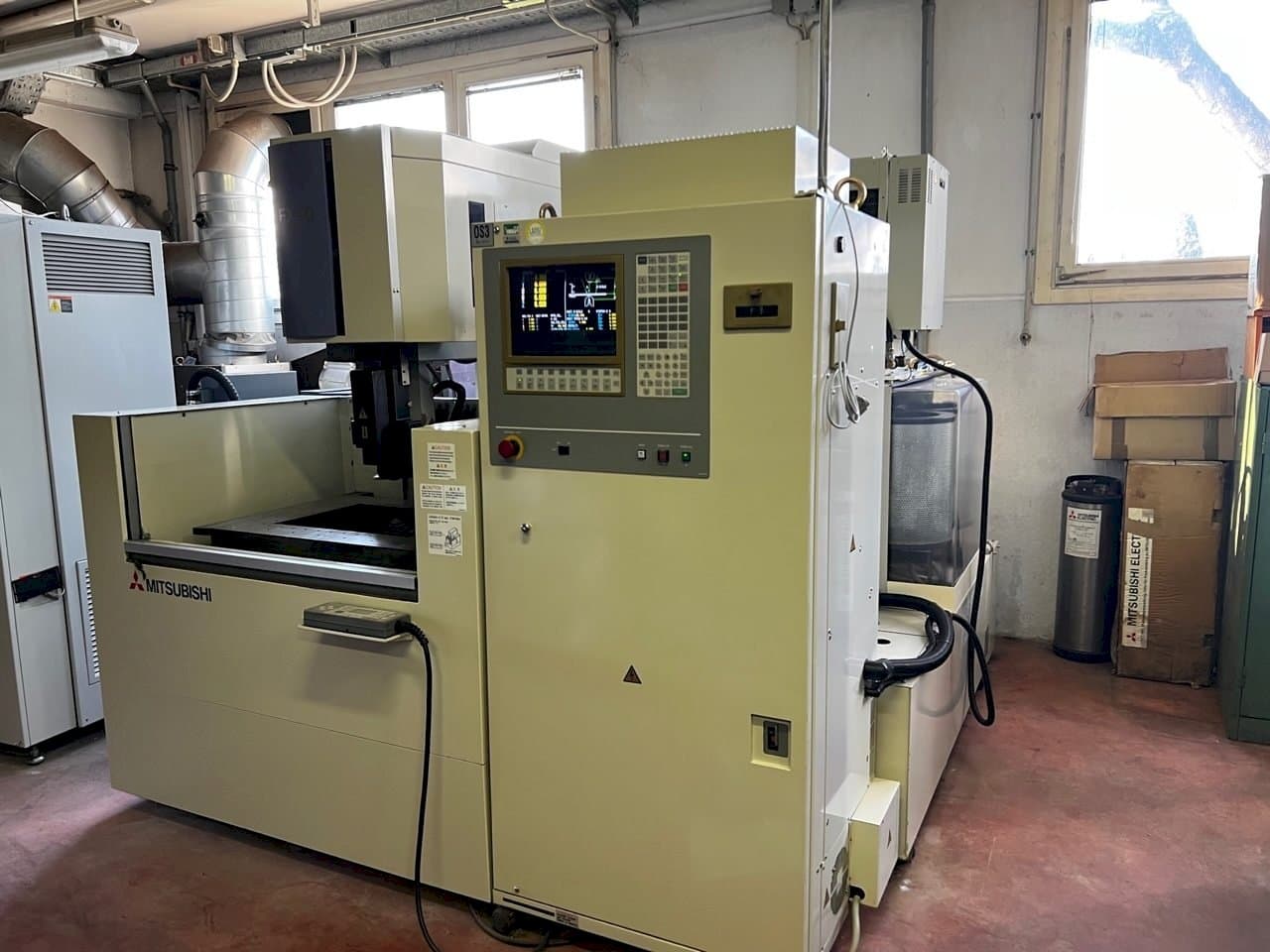 Čelní pohled na Mitsubishi fx 20 stroj