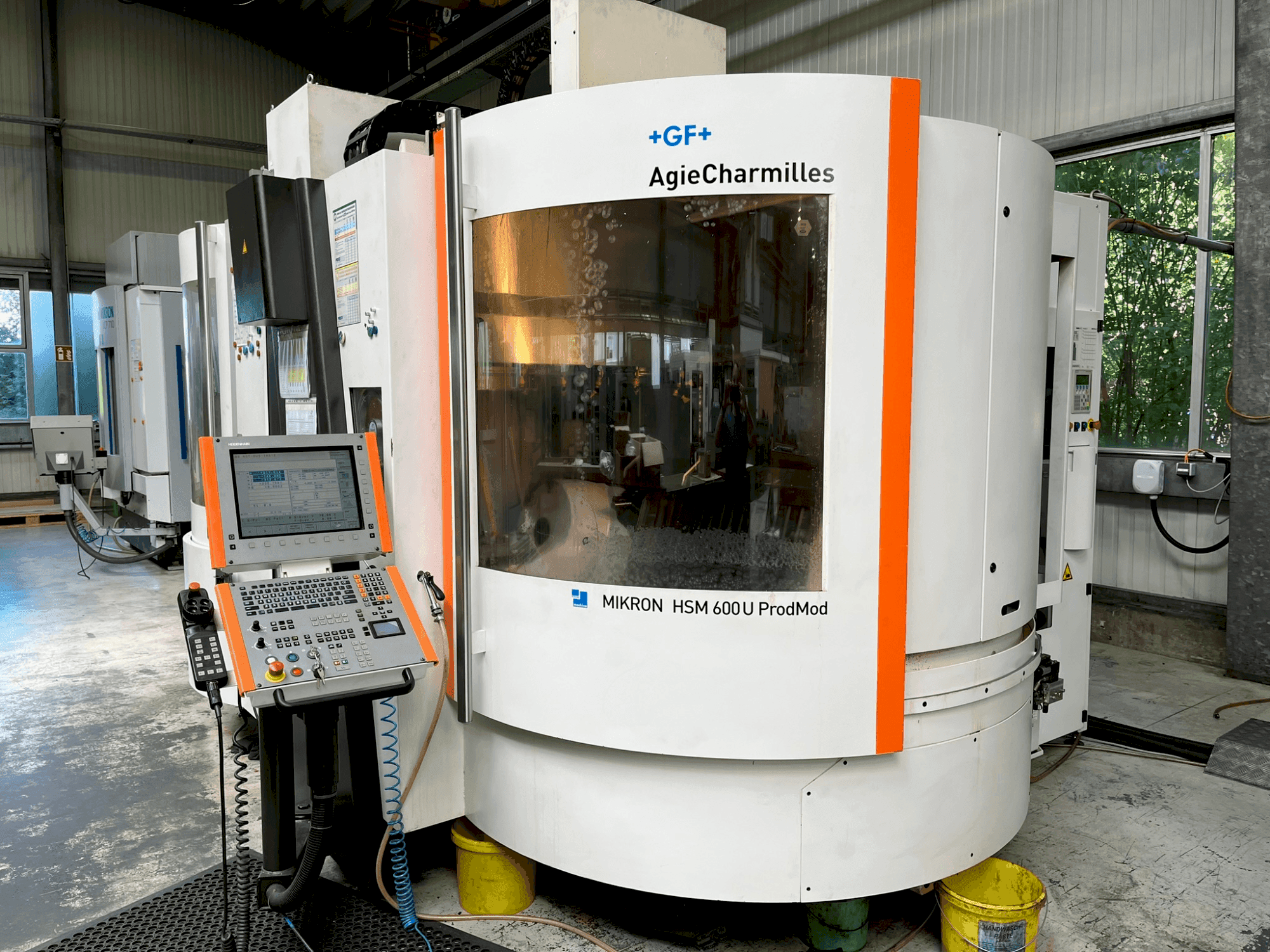 Čelní pohled na MIKRON HSM 600 U stroj