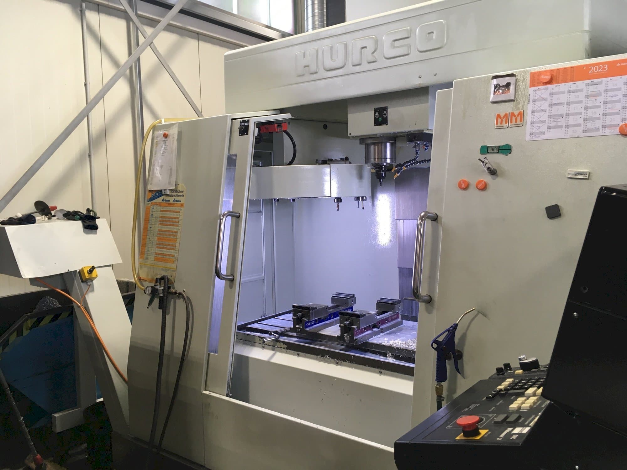 Čelní pohled na Hurco BAC 30 HTM stroj