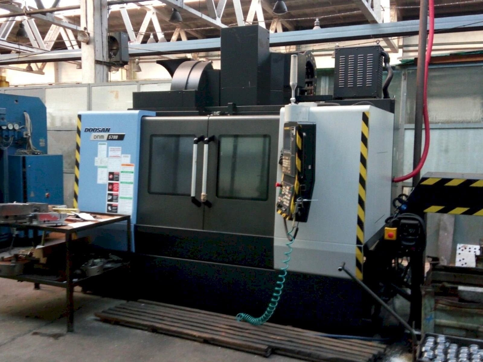 Čelní pohled na Doosan DNM 5700 stroj