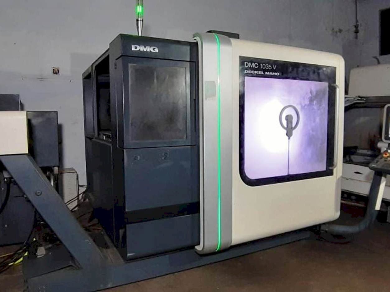 Čelní pohled na DMG DMC 1035 V stroj