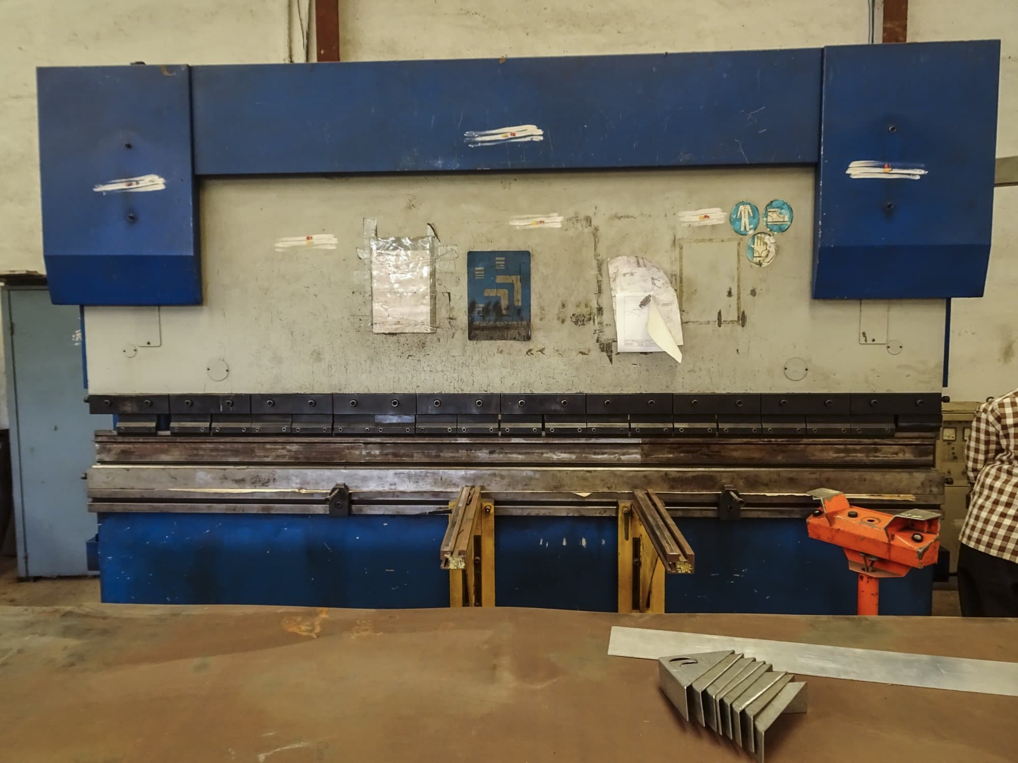 Čelní pohled  na Hindustan Hydraulics EHP 110 stroj