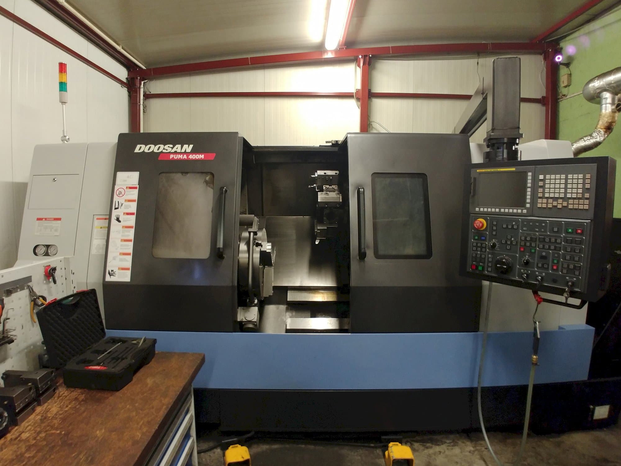Čelní pohled na Doosan Puma 400MC stroj