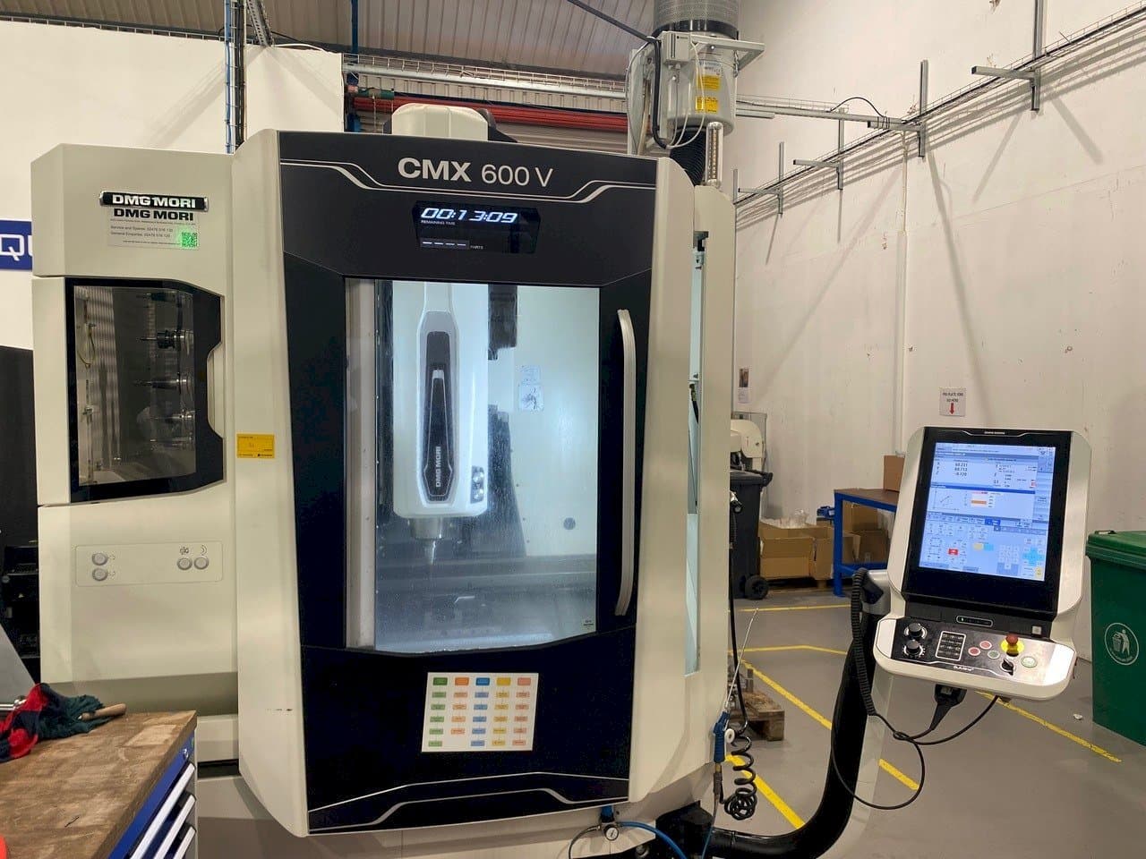 Čelní pohled na DMG CMX 600 V stroj