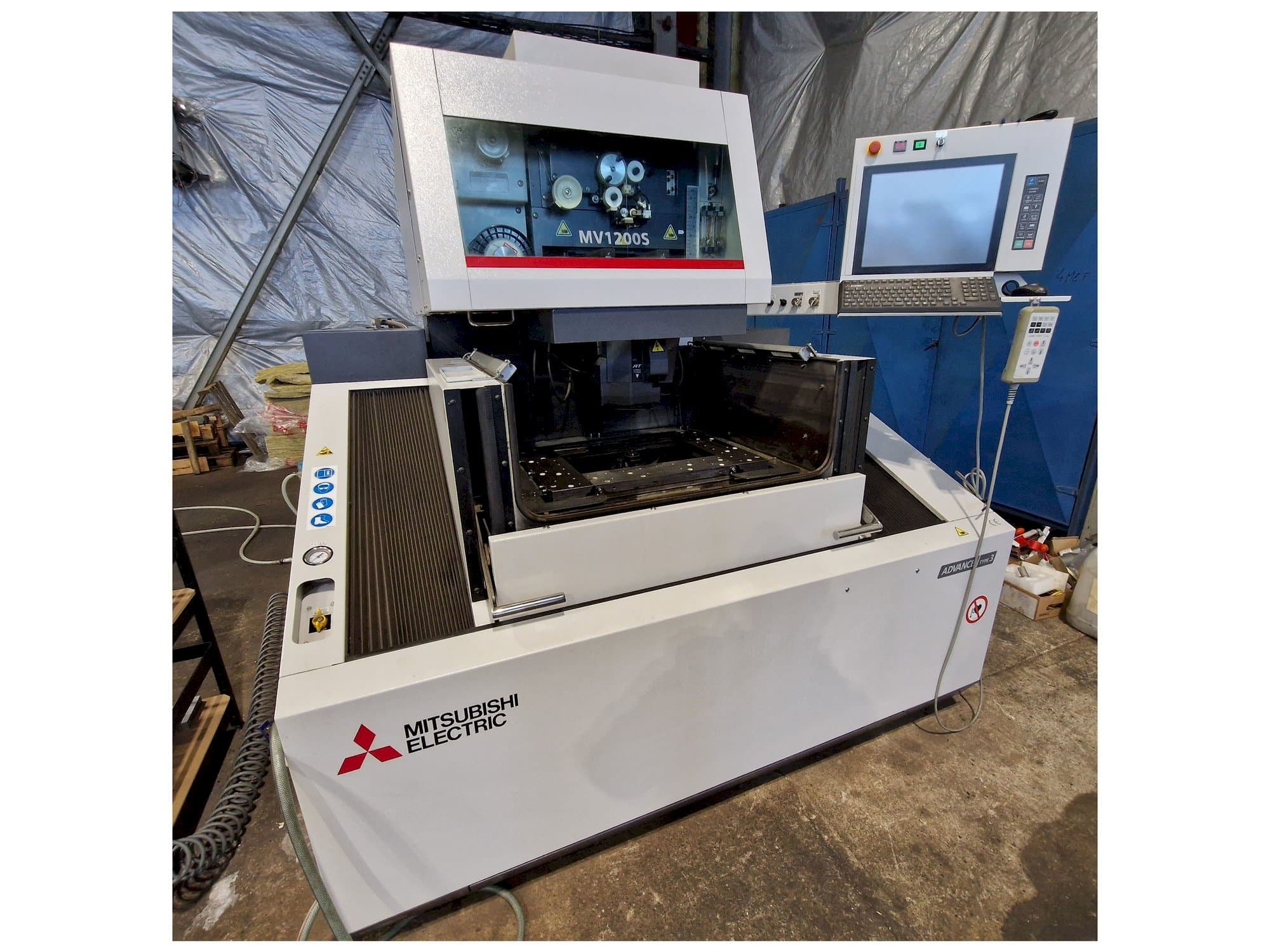 Čelní pohled na Mitsubishi MV1200S stroj