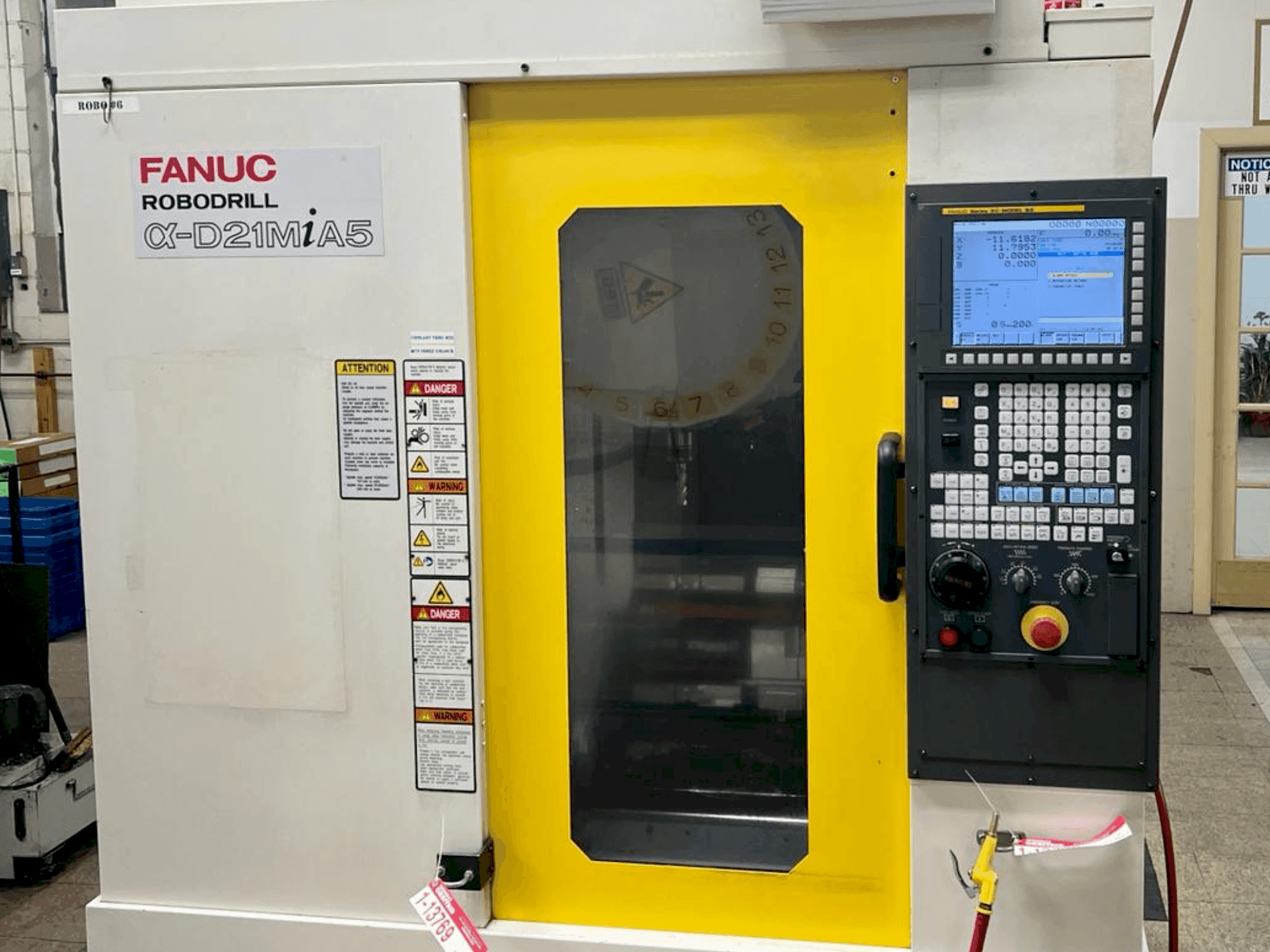 Čelní pohled na FANUC Robodrill D21MiA5 stroj