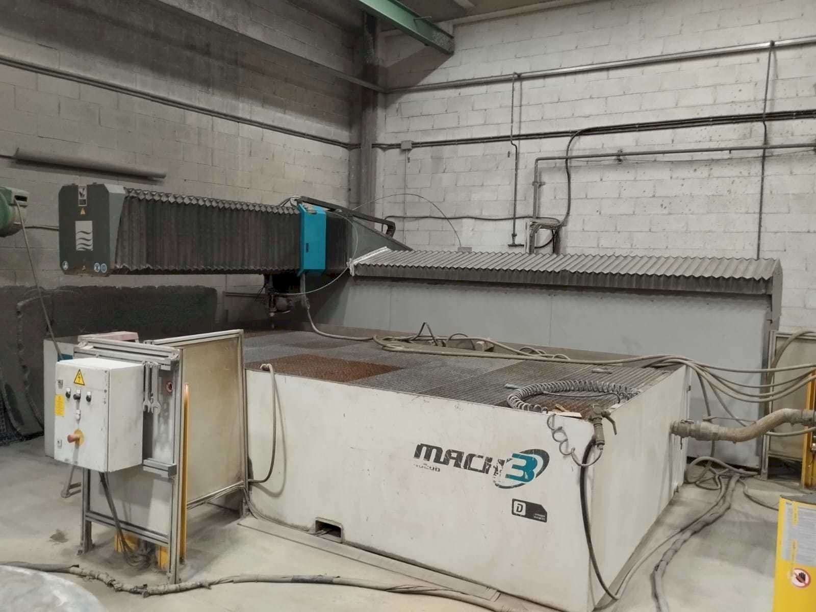 Čelní pohled na Flow Mach3 4020B stroj