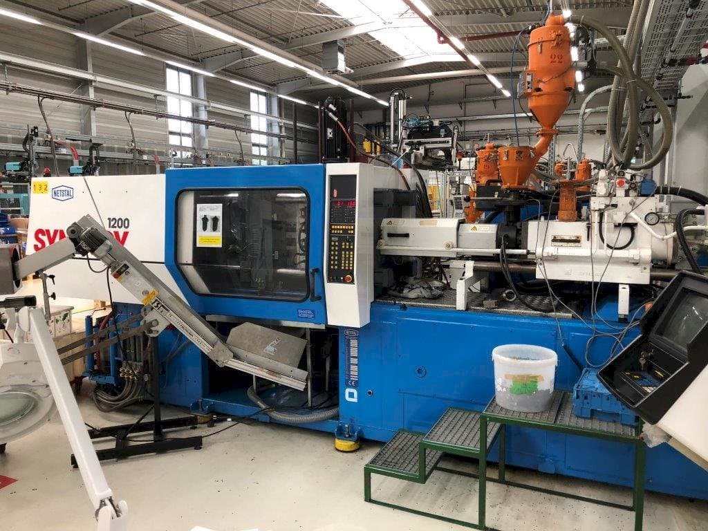 Čelní pohled na Netstal Synergy S1200-230 stroj