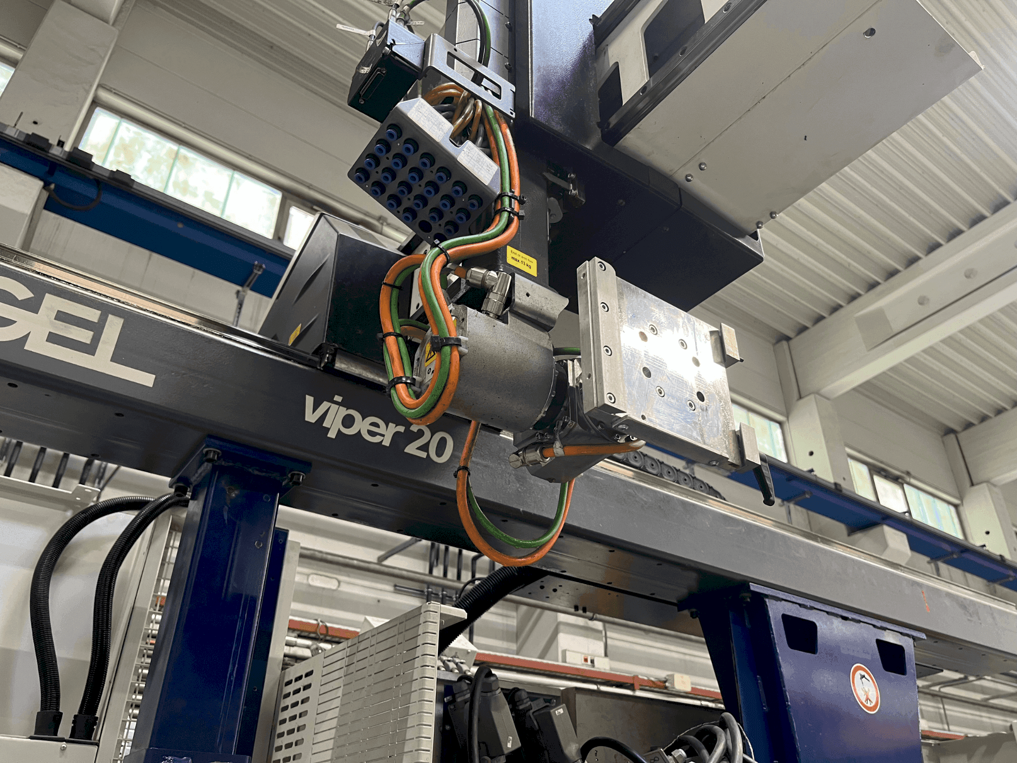 Čelní pohled na Engel Viper 20 stroj