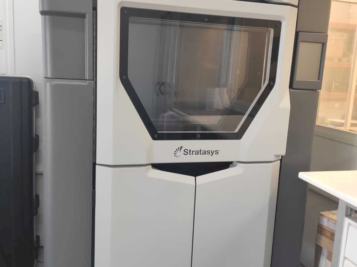Čelní pohled  na Stratasys Fortus 450MC  stroj