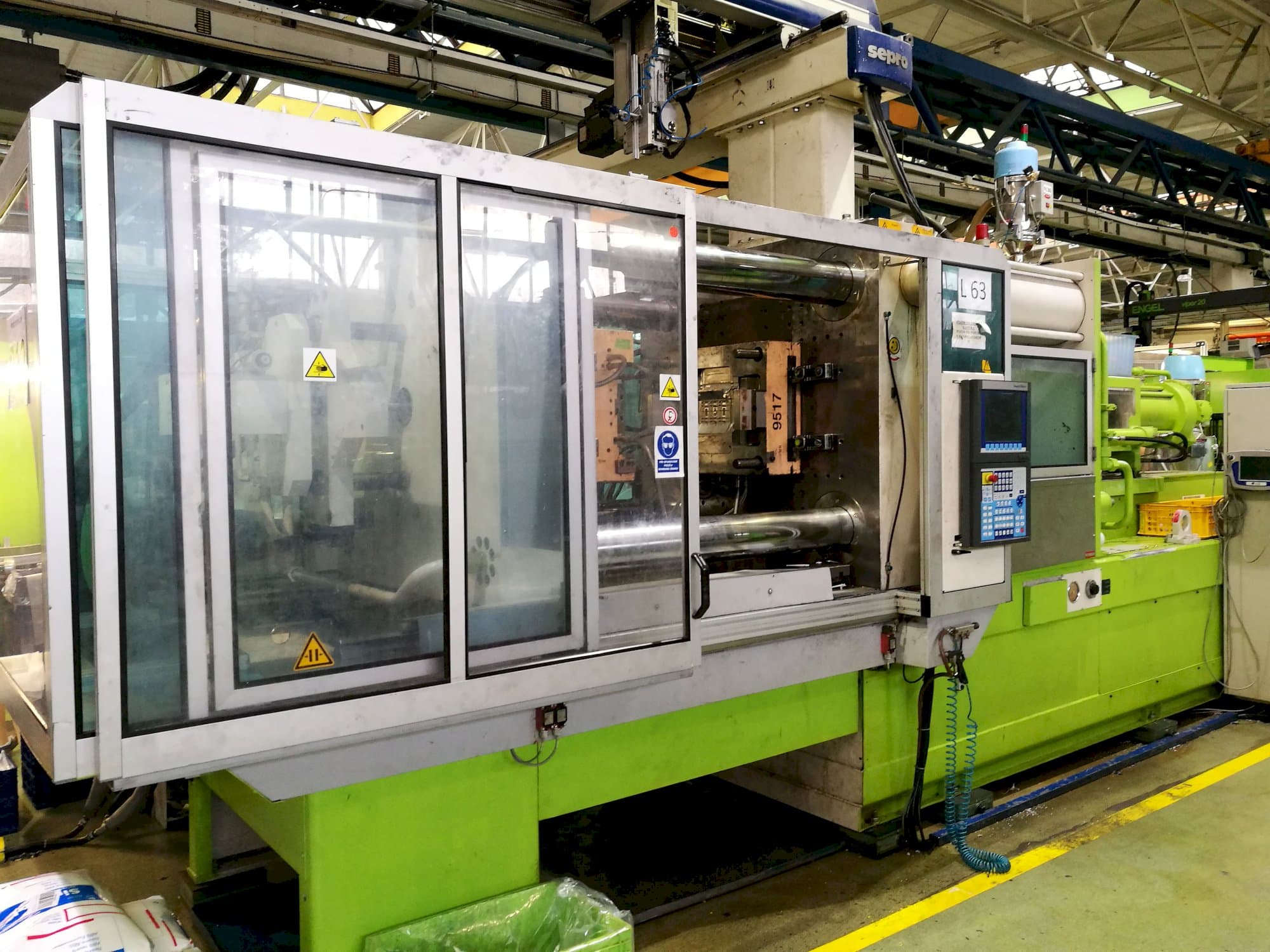 Levý pohled  na Krauss Maffei 420-1900 C2 stroj