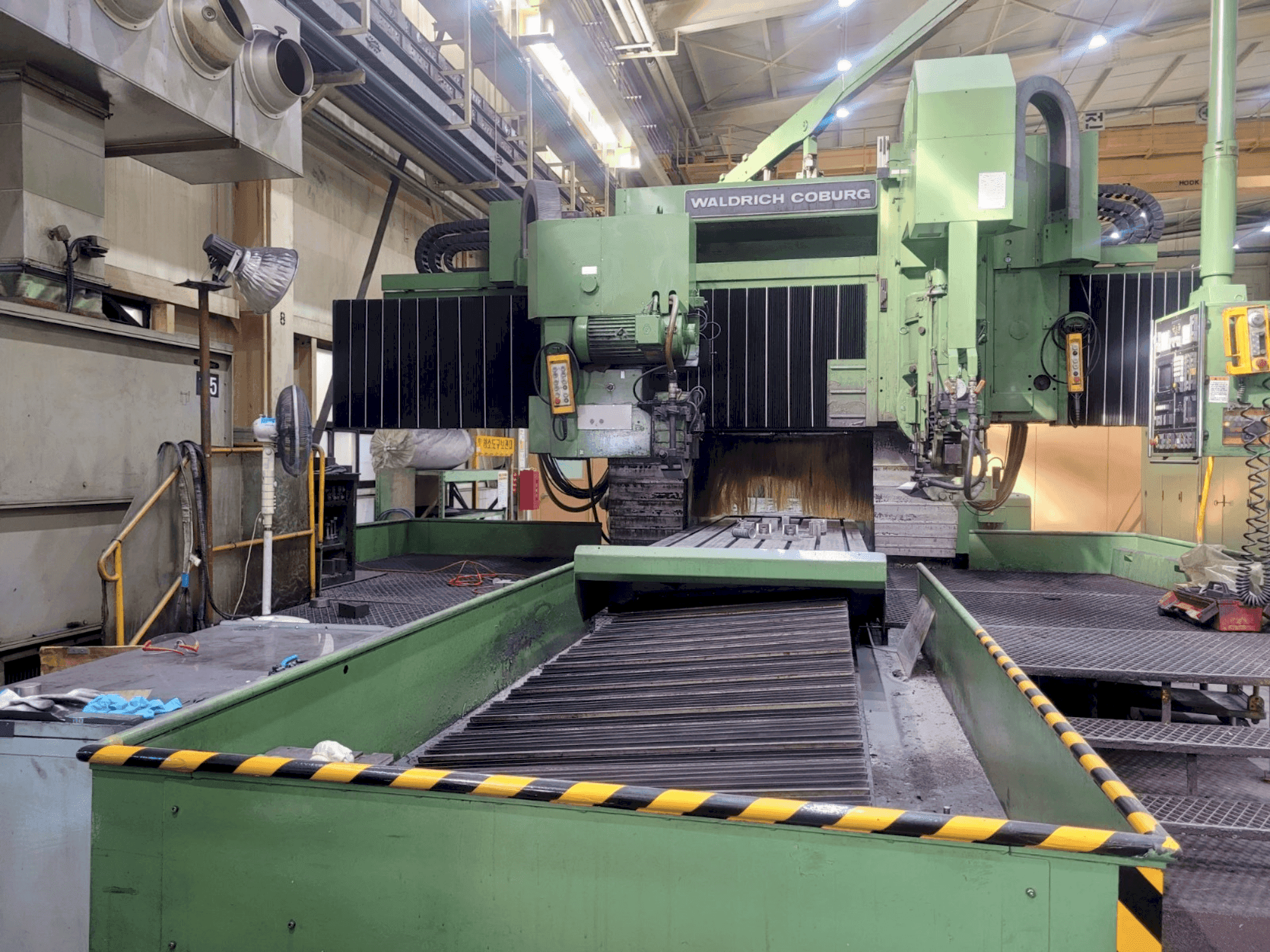 Čelní pohled  na WALDRICH COBURG 30-15 S 2525  stroj