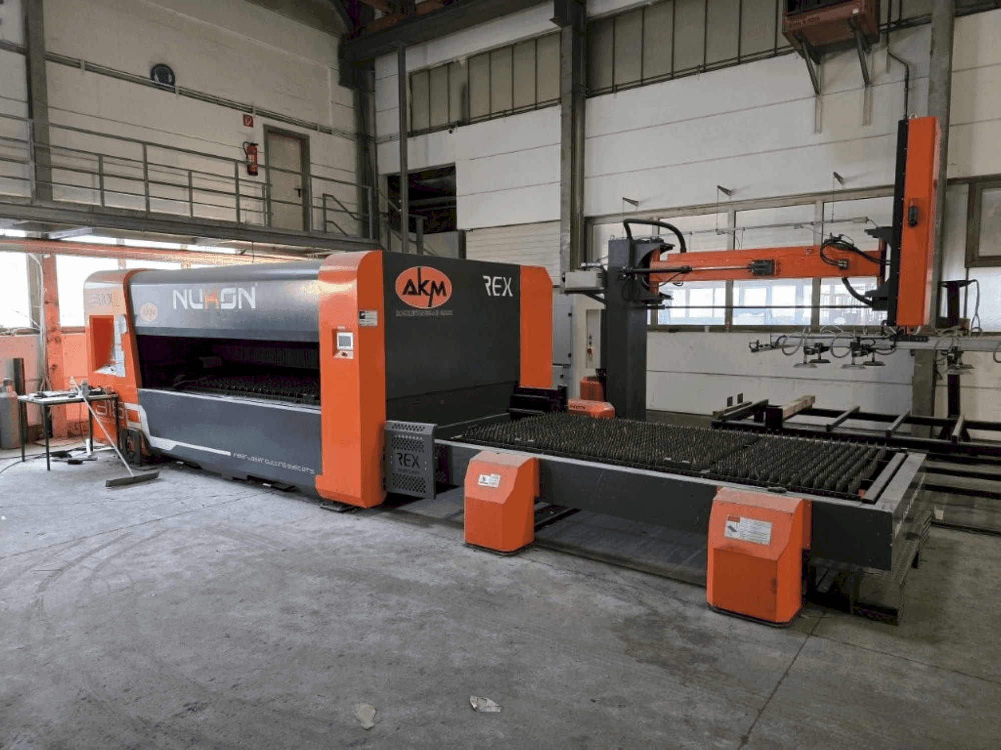 Čelní pohled  na NUKON Rex 315  stroj