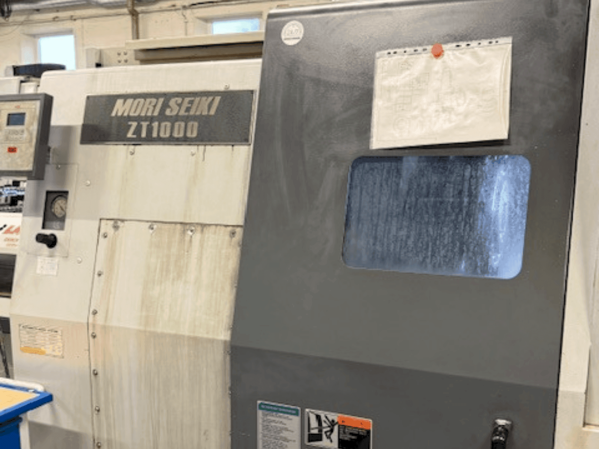 Čelní pohled na MORI SEIKI ZT1000Y stroj