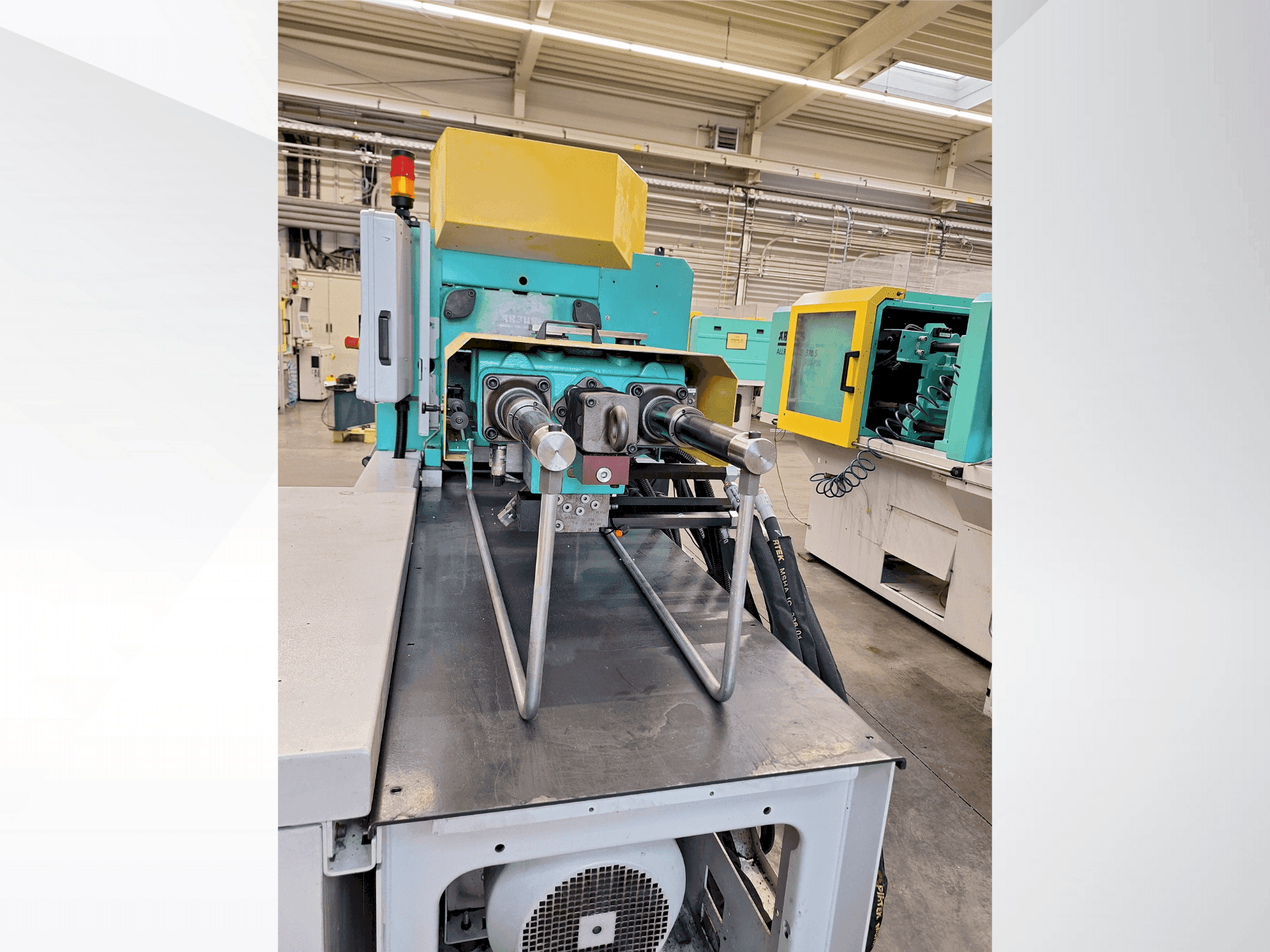 Čelní pohled na Arburg 370 S 600 - 170 stroj