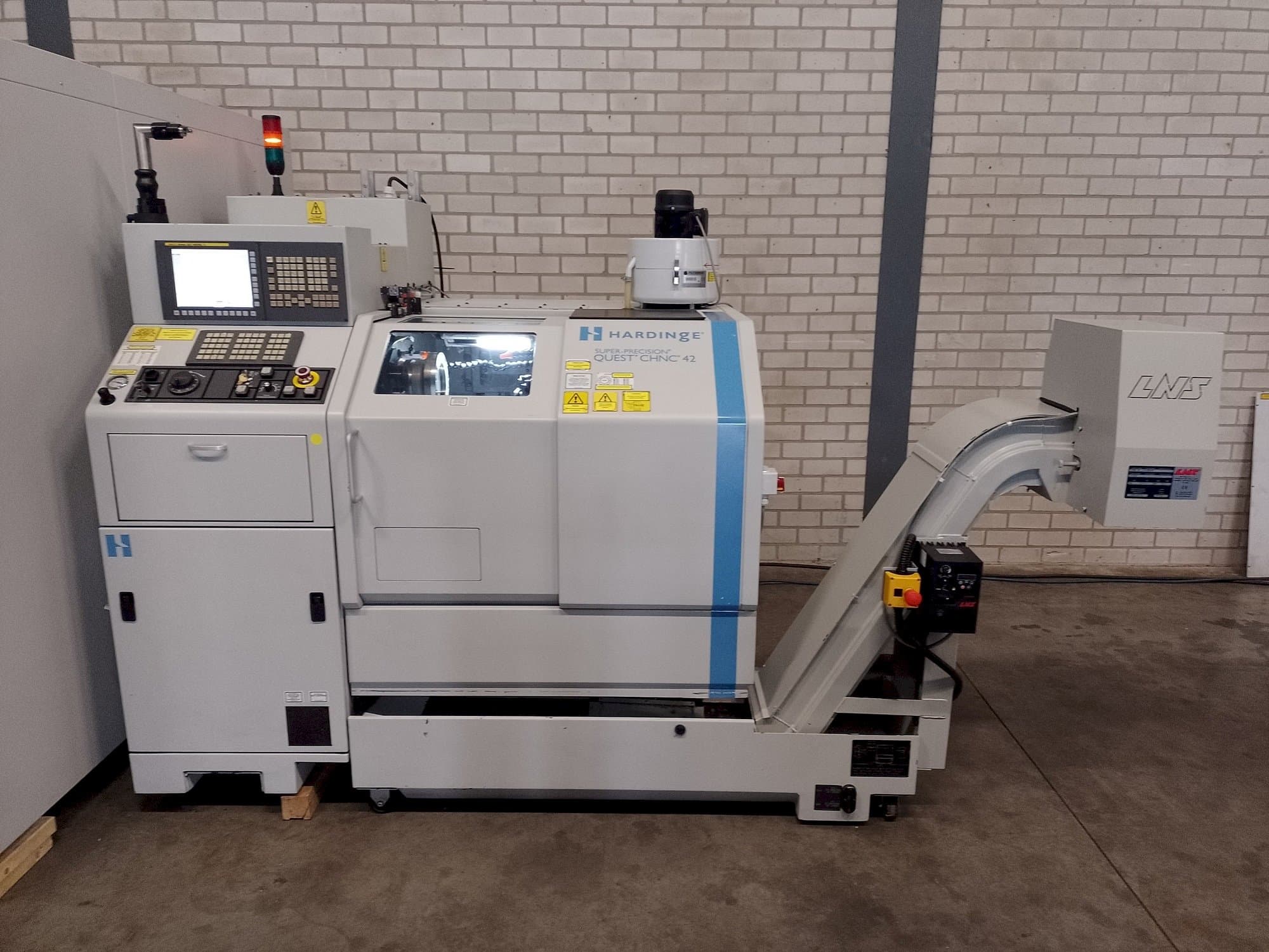 Čelní pohled na HARDINGE Quest chnc 42 stroj