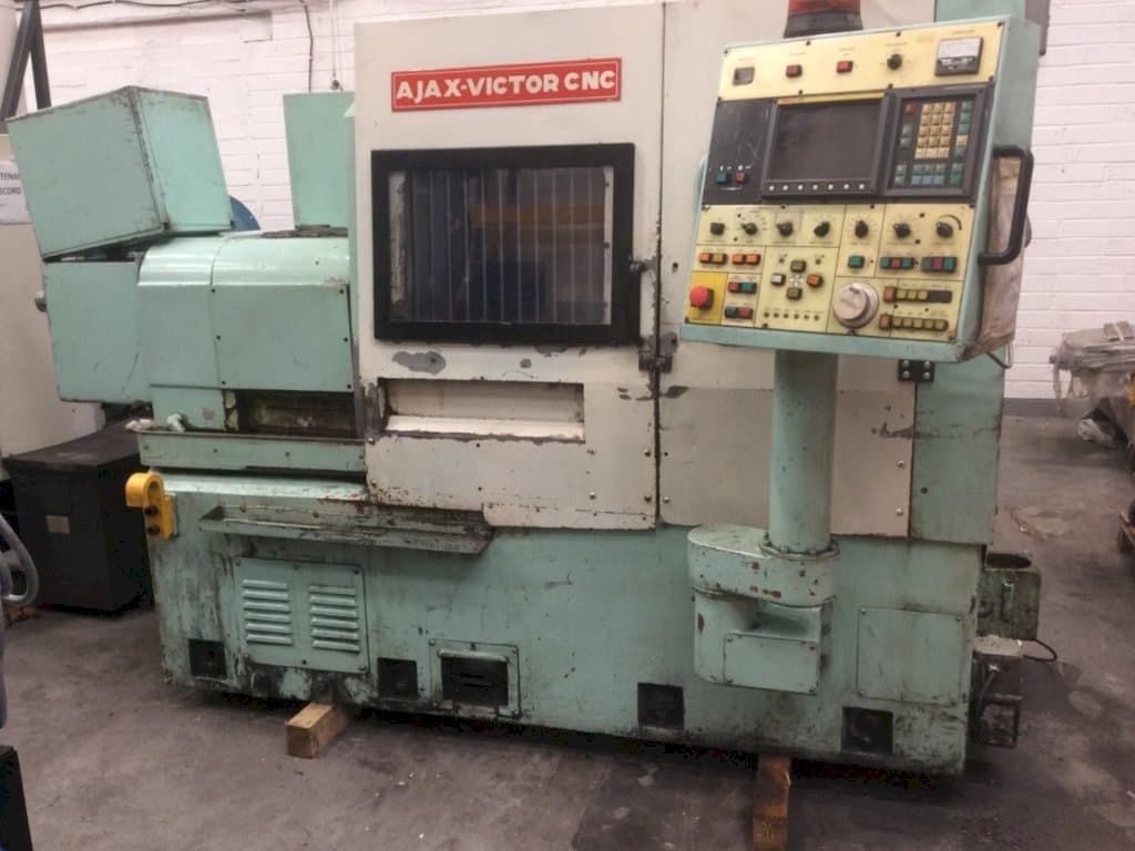 Čelní pohled na Victor TNS-3H stroj