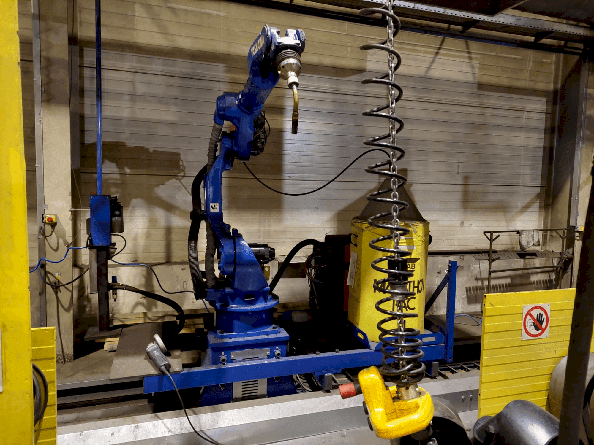 Čelní pohled  na Yaskawa MA2010 Welding Station  stroj