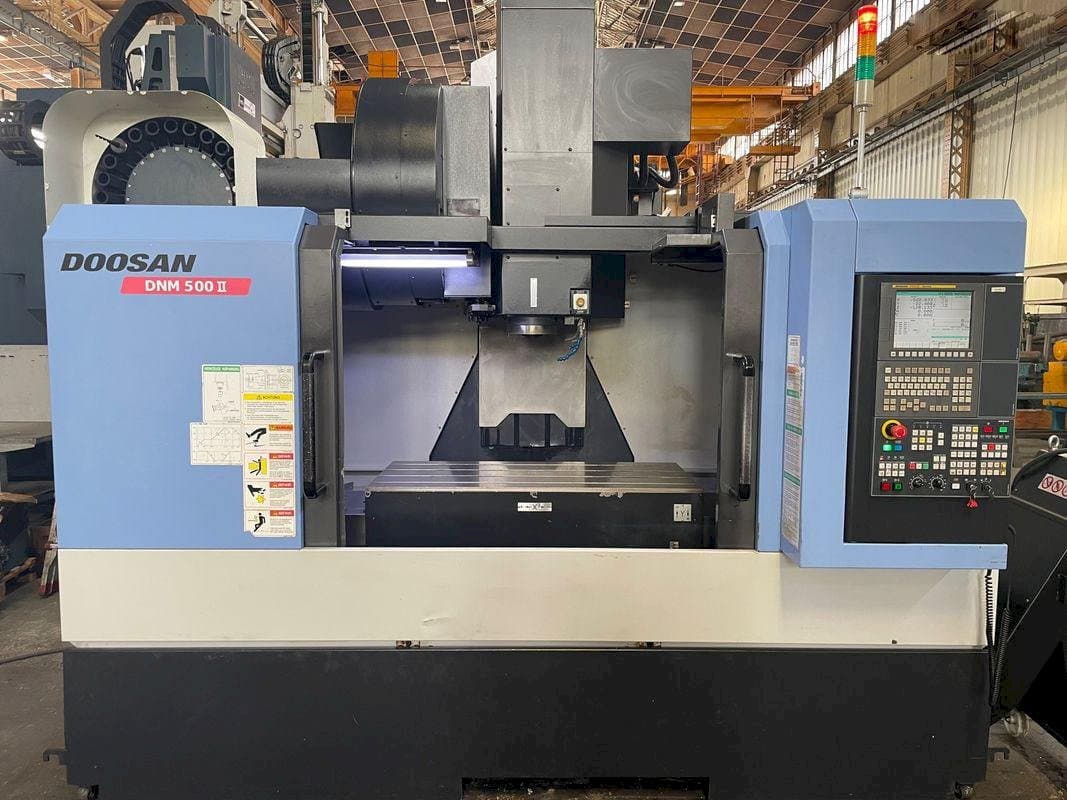 Čelní pohled na Doosan MYNX DNM 500 II stroj