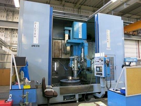 Čelní pohled na PIETRO CARNAGHI ATF 8 SH stroj