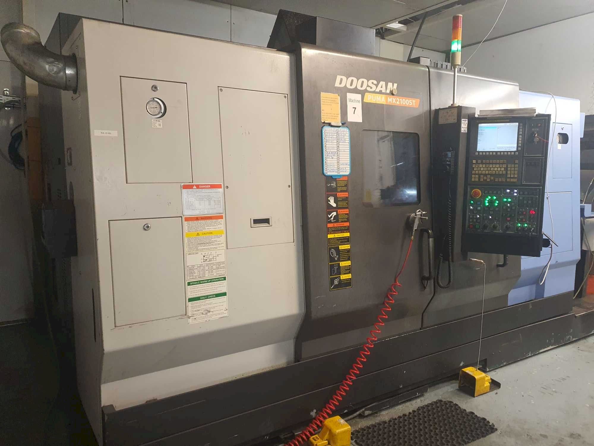 Čelní pohled na Doosan Puma MX2100ST stroj