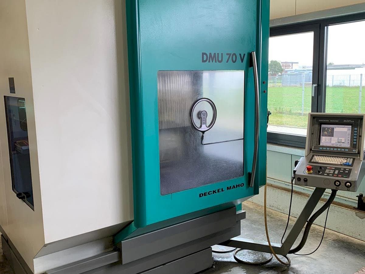 Čelní pohled na DECKEL MAHO DMU 70V stroj