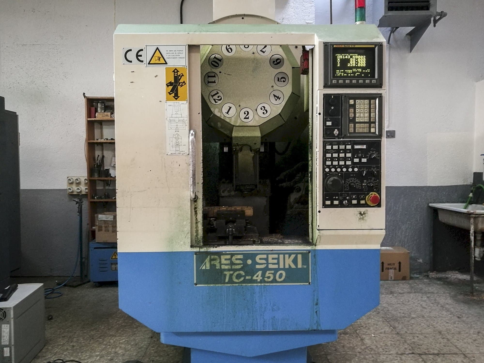 Čelní pohled na ARES TC-450 stroj