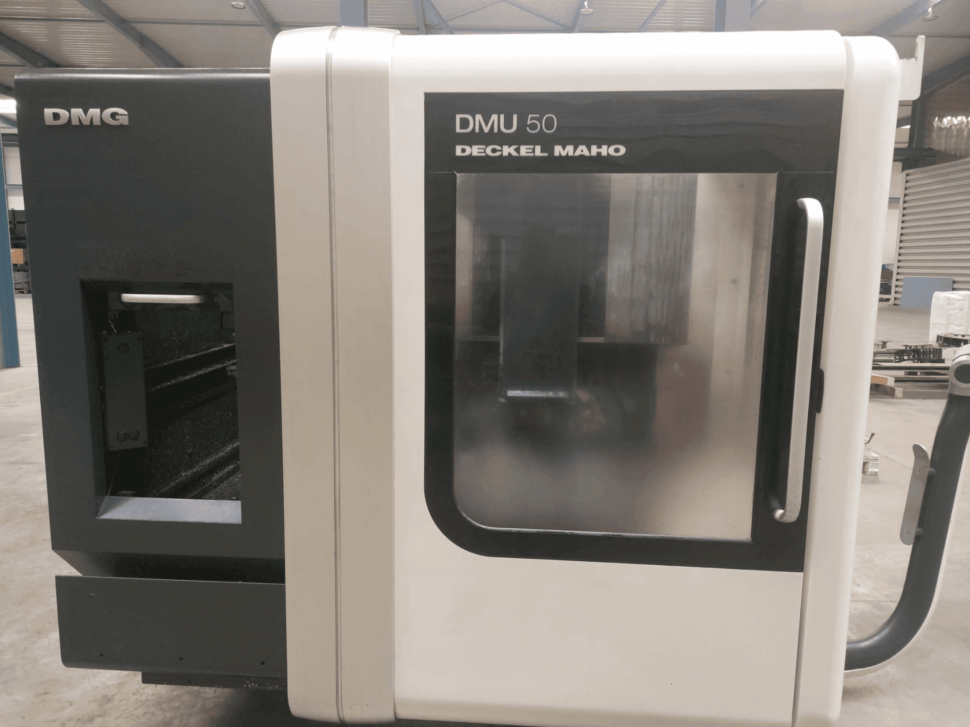 Čelní pohled na DMG DECKEL MAHO DMU 50 stroj