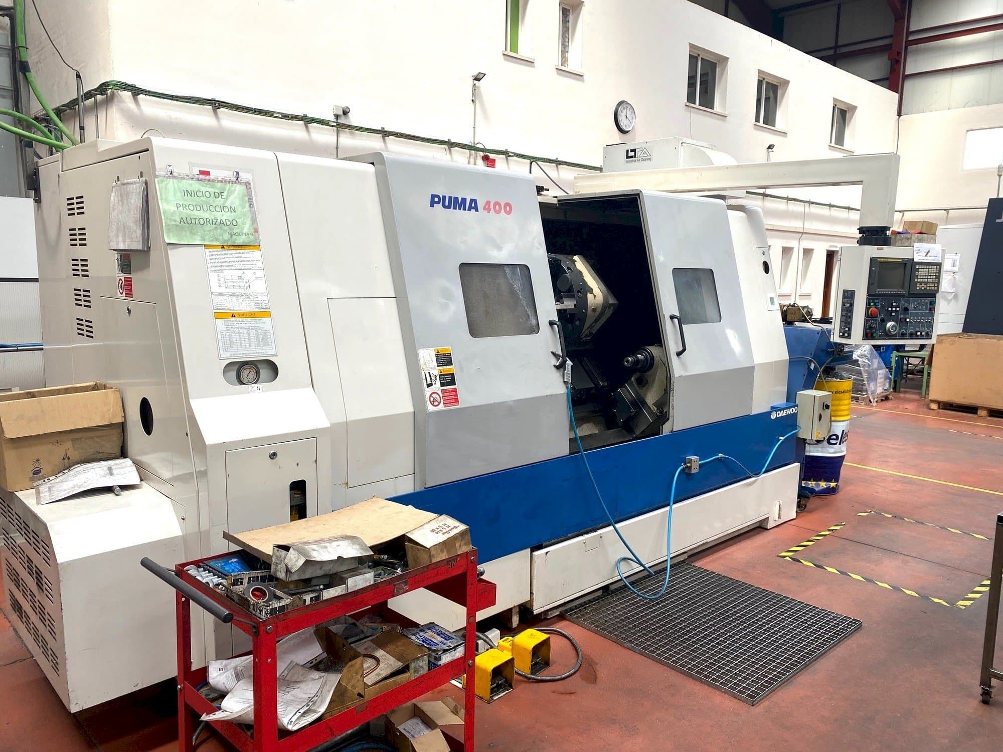 Čelní pohled  na DAEWOO PUMA 400  stroj