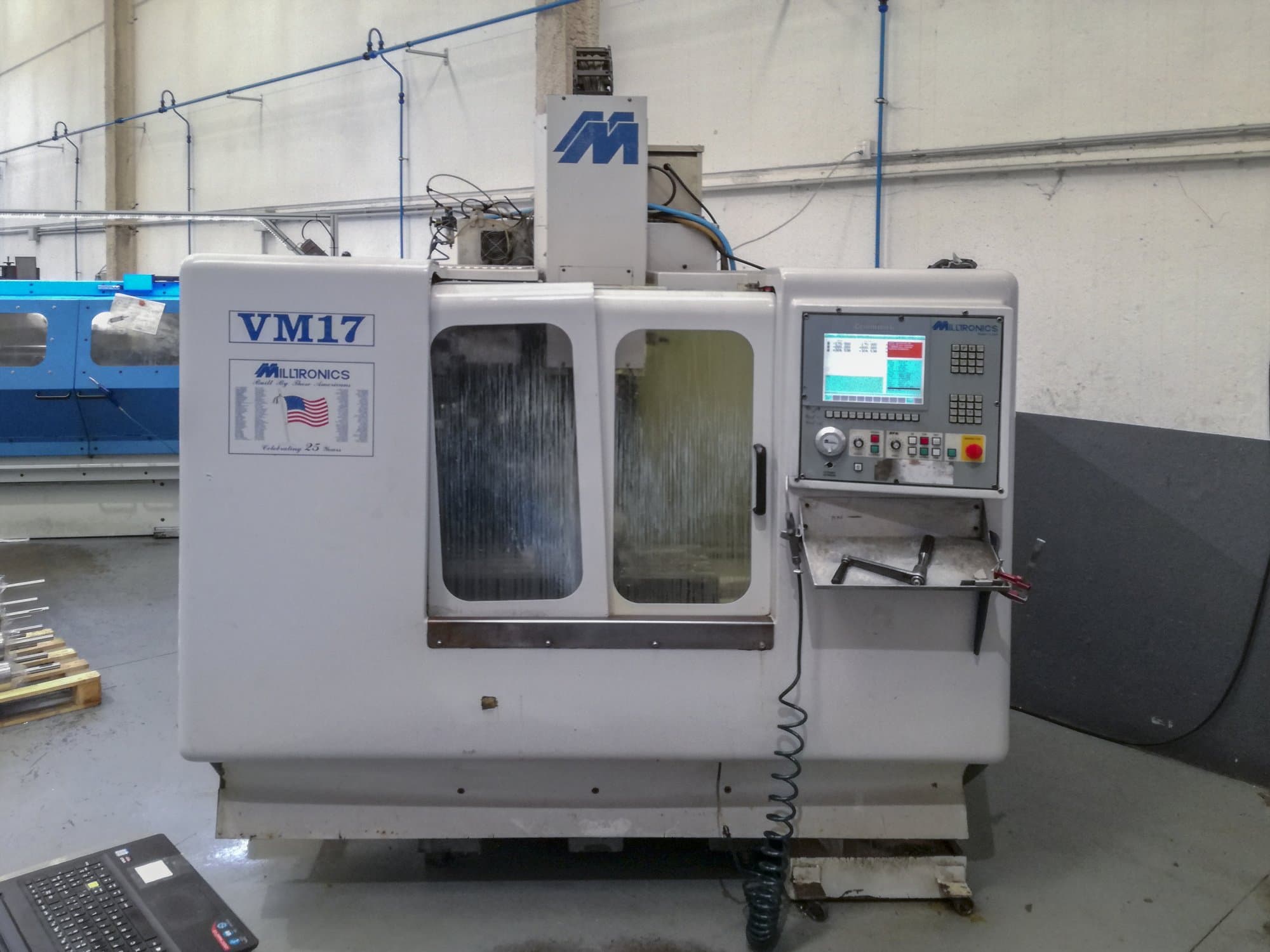Čelní pohled na MILLTRONICS VM 17 stroj
