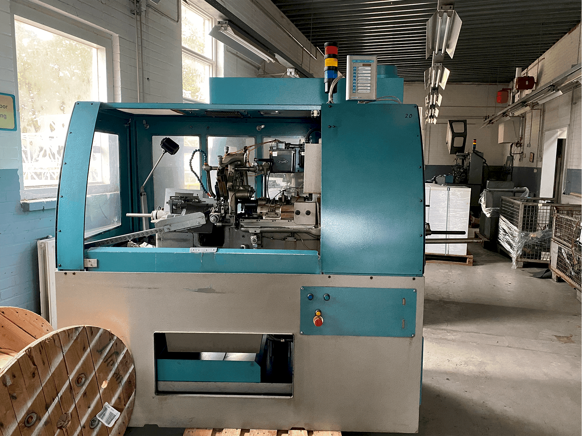 Čelní pohled na Tornos-Bechler NAT-125 vario stroj