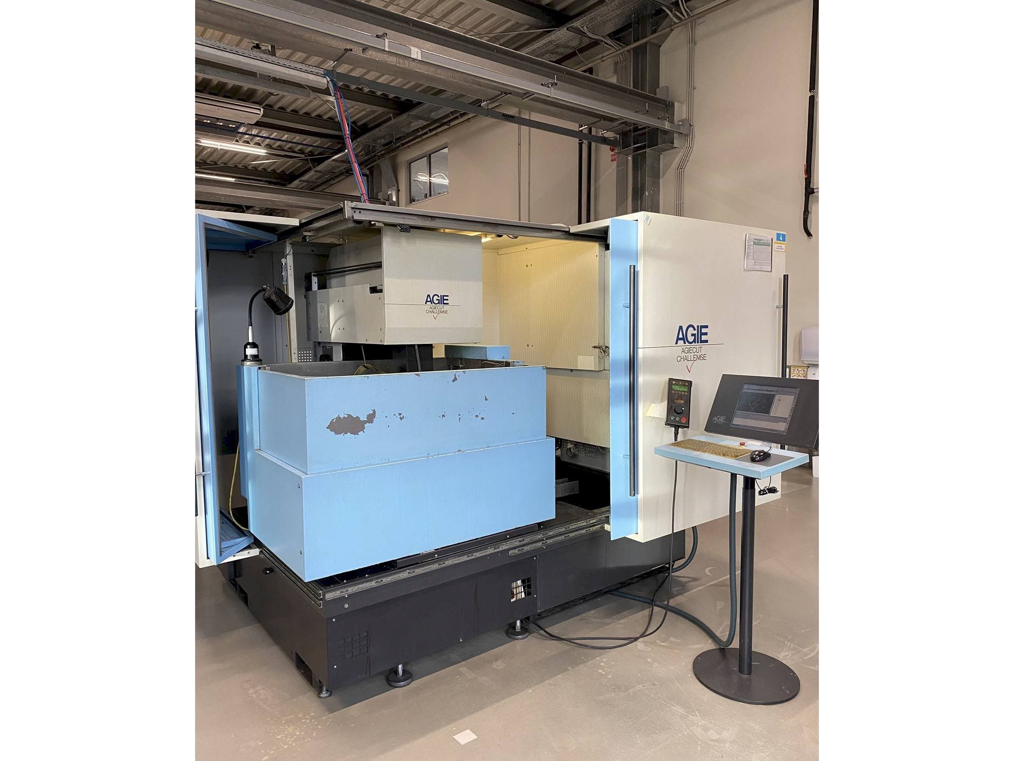 Čelní pohled  na AGIE AGIECUT VERTEX 3  stroj